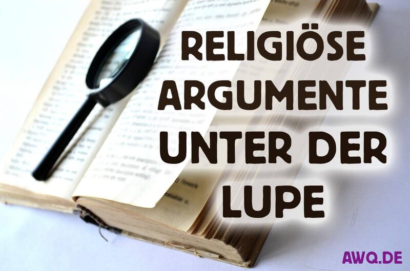 Eine Lupe liegt auf einem aufgeschlagenen Buch, daneben der Schriftzug „Religiöse Argumente unter der Lupe“.